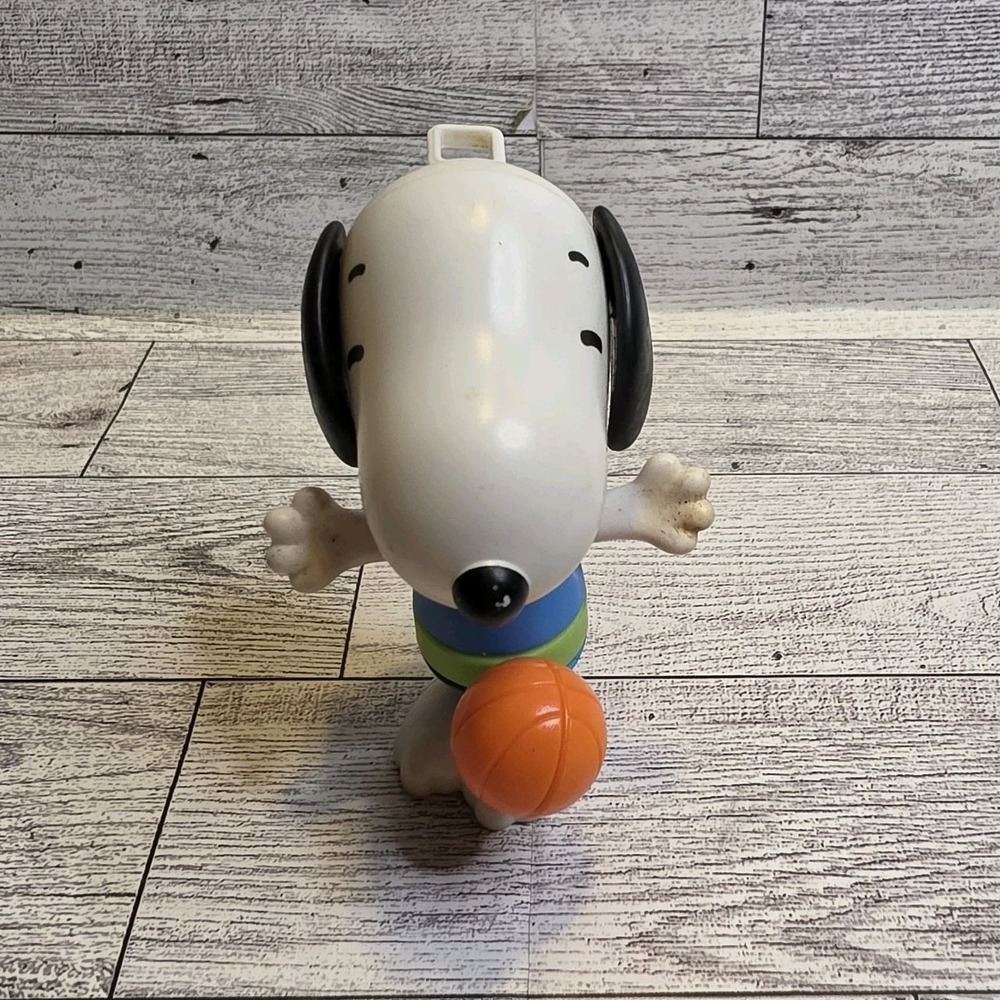 Peanuts - Snoopy McDonalds Happy Meal Toy Basketball player